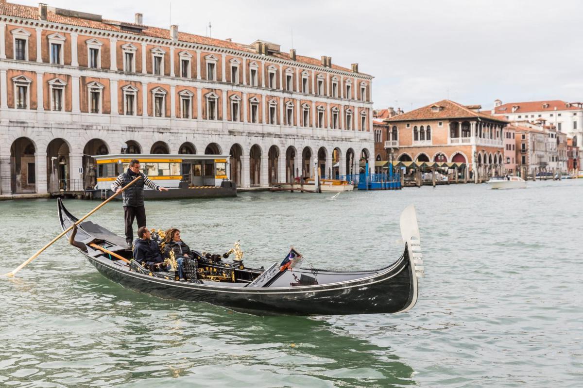 Ca' Giulia Grand Canal view next to Rialto Bridge - image 6