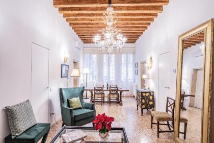 Ca' San Beneto Completely Refurbished in a fabulously central area - image 2