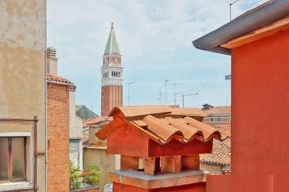 On the roofs to Piazza San Marco - Venezia - image 13