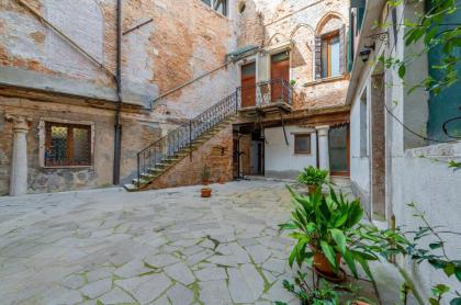 Cannaregio Romantic View Apartment - image 14