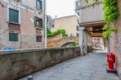 Cannaregio Romantic View Apartment - image 15