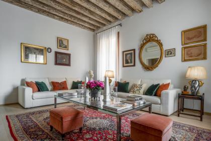 Miracoli Apartment with View on the Canal R&R Venice 