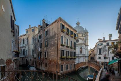 Miracoli Apartment with View on the Canal R&R - image 8